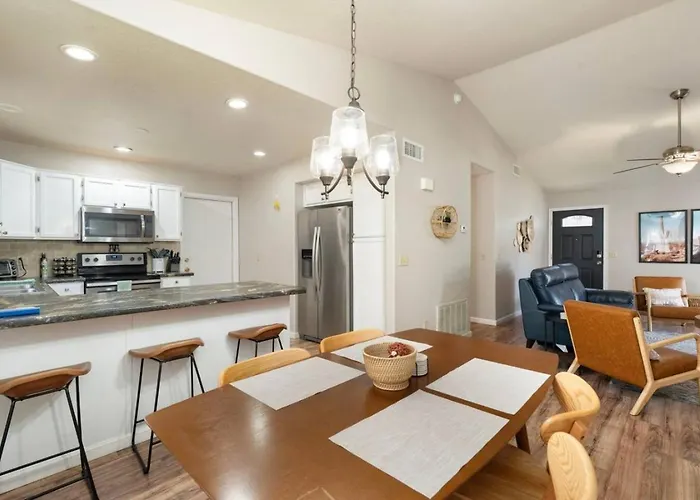 Modern Near Westgate Community Pool Access *