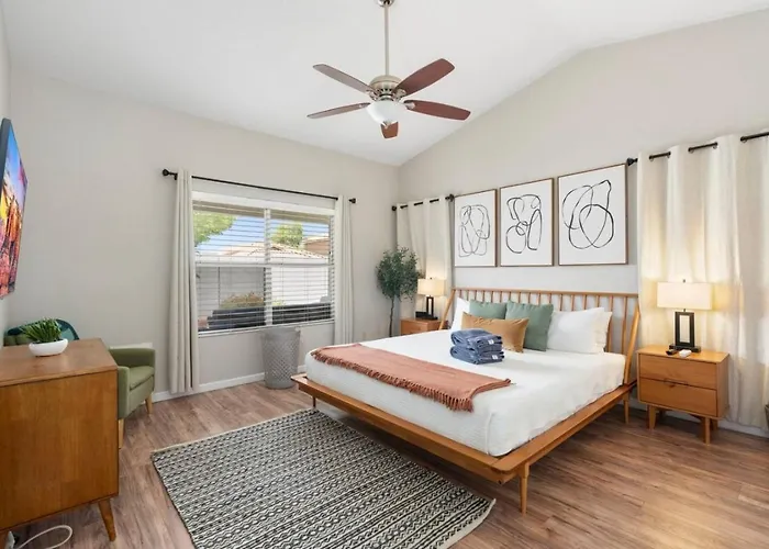 Modern Near Westgate Community Pool Access