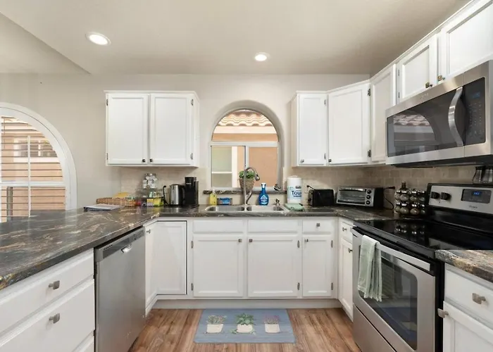 Modern Near Westgate Community Pool Access
