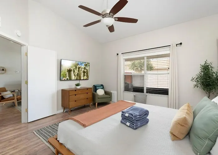 Modern Near Westgate Community Pool Access *