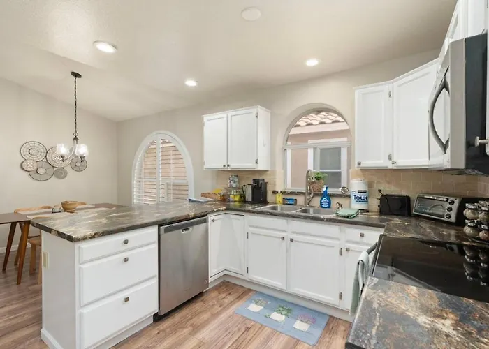 Modern Near Westgate Community Pool Access *